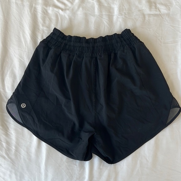 lululemon High-Waisted in hotty hot shorts black size